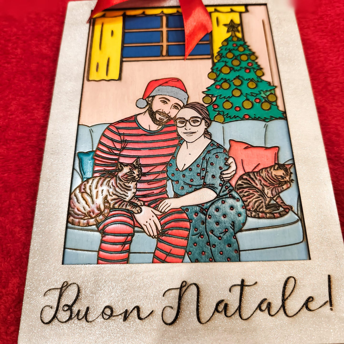 coppia in abiti natalizi seduta su divano con gatti