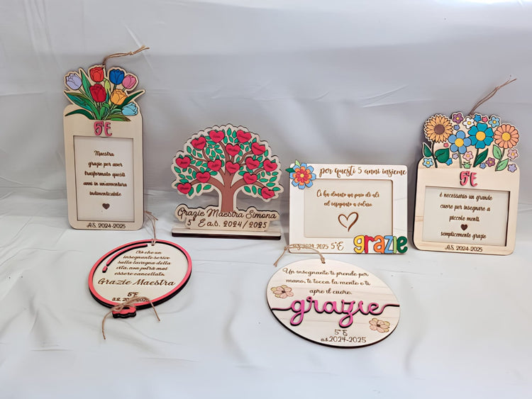 Wooden teacher appreciation plaques with colorful floral and heart designs, class 5E, Italian text.