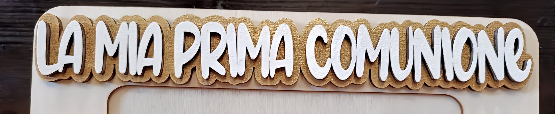Wooden plaque with 'La Mia Prima Comunione' in white letters on gold background
