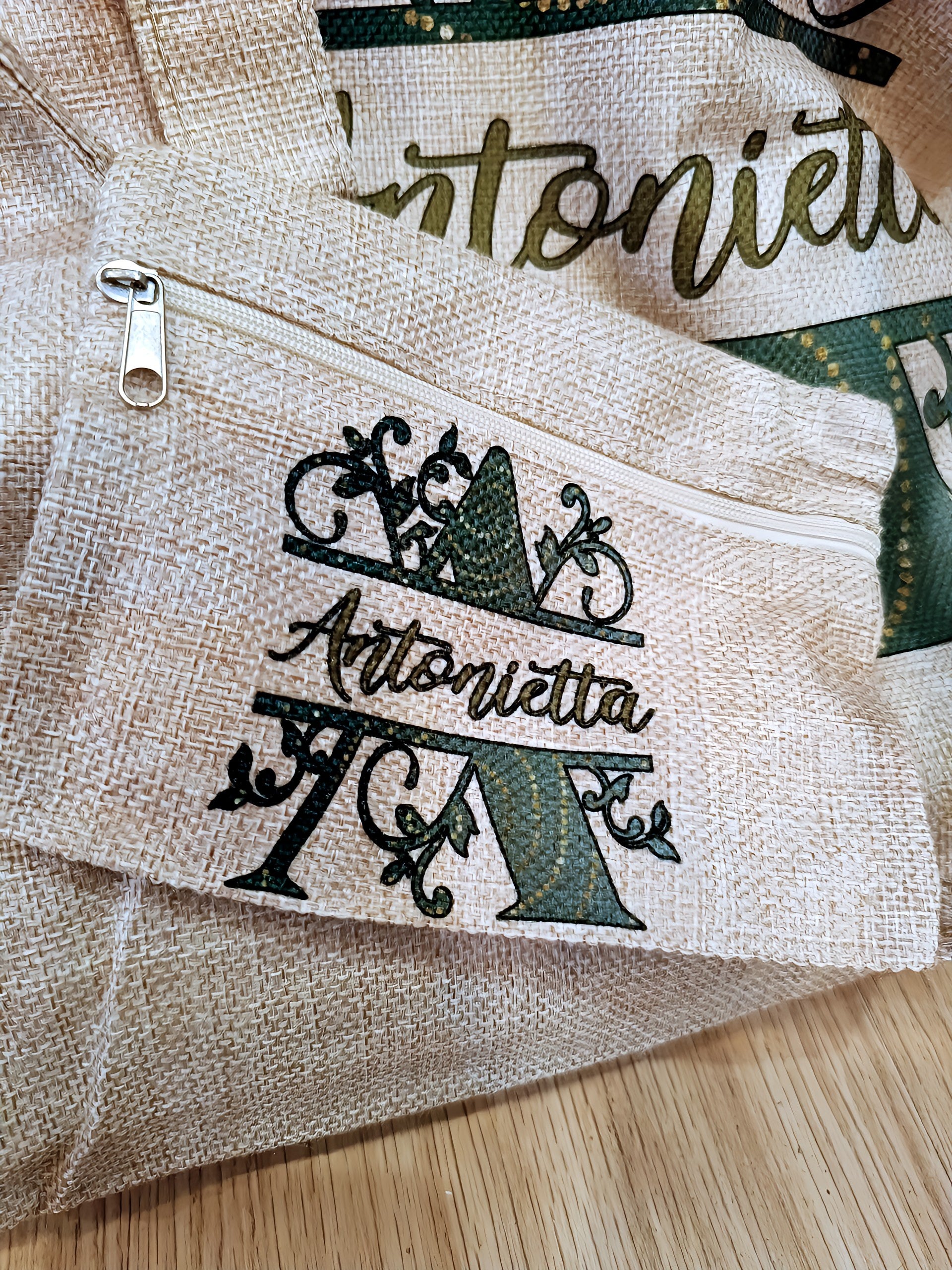 Personalized jute pouch with zipper and Antonietta name in green decorative font