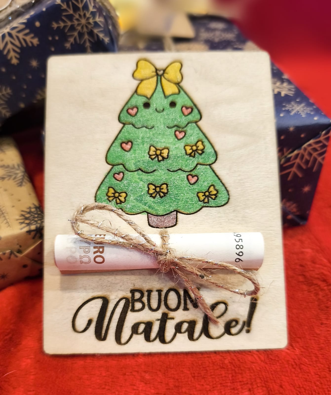 Regalo last minute Natale originale porta denaro legno con alberello sorridente dipinto a mano