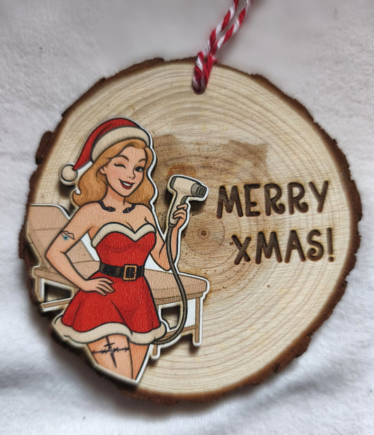 Decorazione natalizia legno personalizzata con estetista cartoon vestita da Babbo Natale con manipolo laser e scritta Merry Xmas