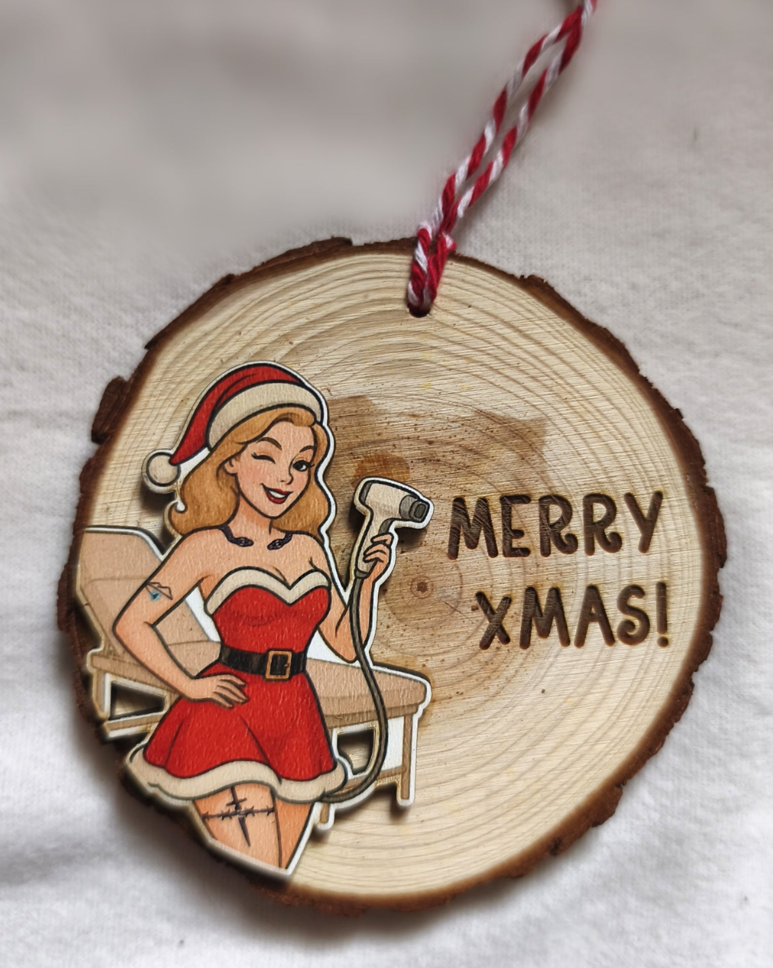 Decorazione natalizia legno personalizzata con estetista cartoon vestita da Babbo Natale con manipolo laser e scritta Merry Xmas