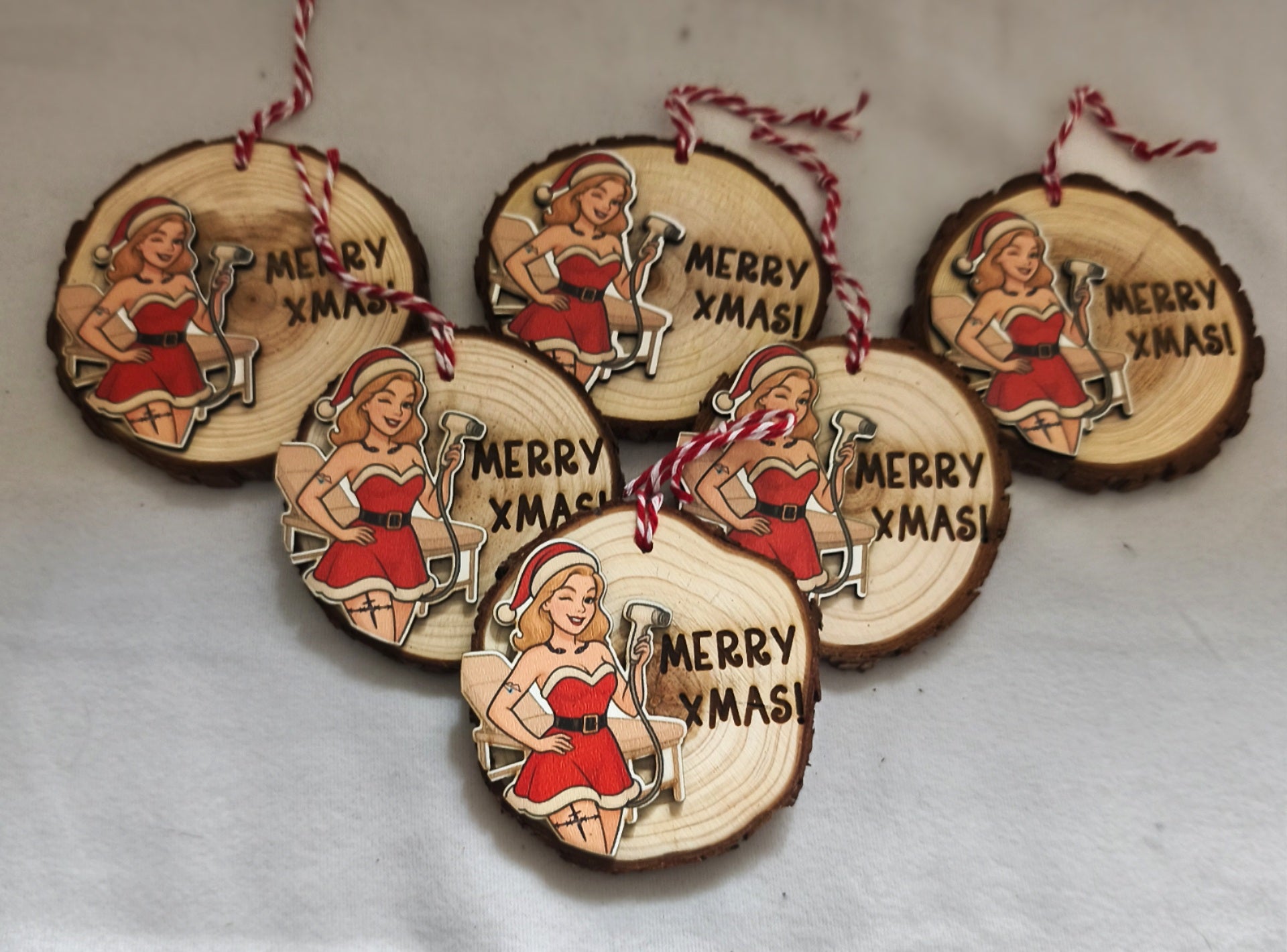 Decorazione natalizia legno personalizzata con estetista cartoon vestita da Babbo Natale con manipolo laser e scritta Merry Xmas