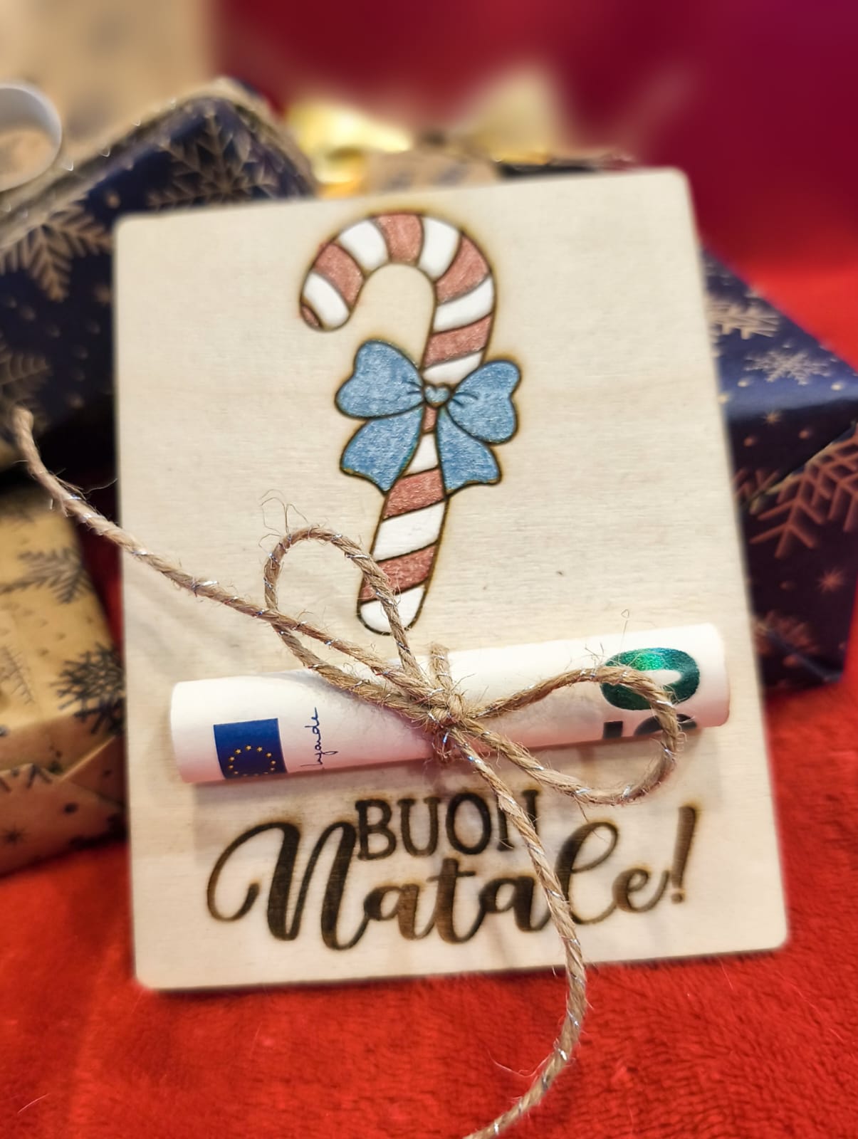 Dettaglio candy cane natalizio dipinto a mano su targhetta legno porta soldi artigianale