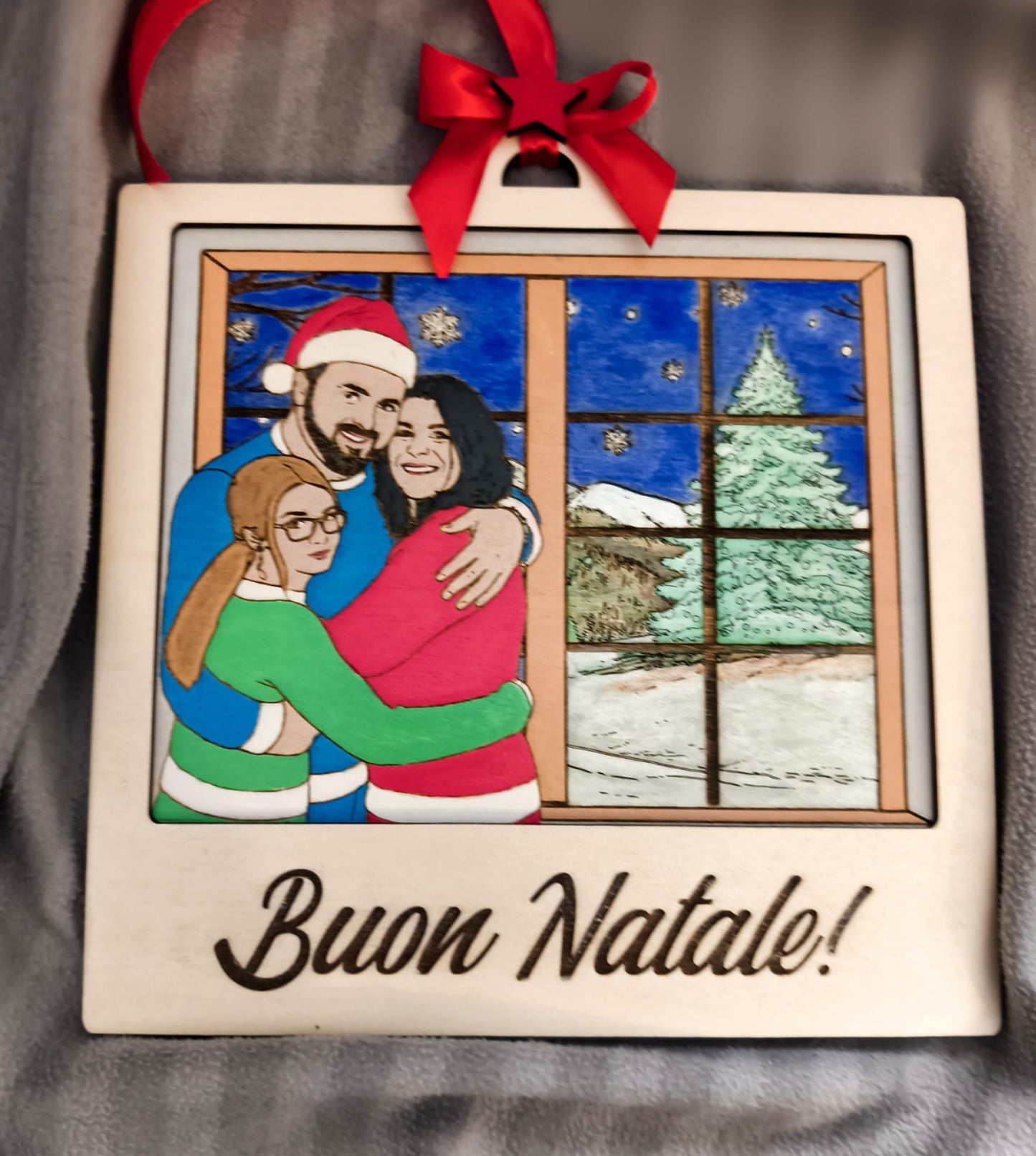 famiglia felice abbracciata con paesaggio innevato dietro una finestra