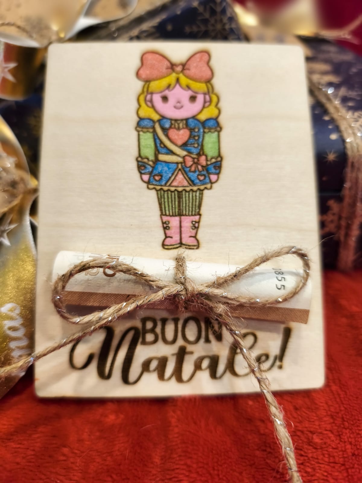 Regalo soldi natalizio legno naturale con illustrazione bambina e fiocco rosa fatto a mano