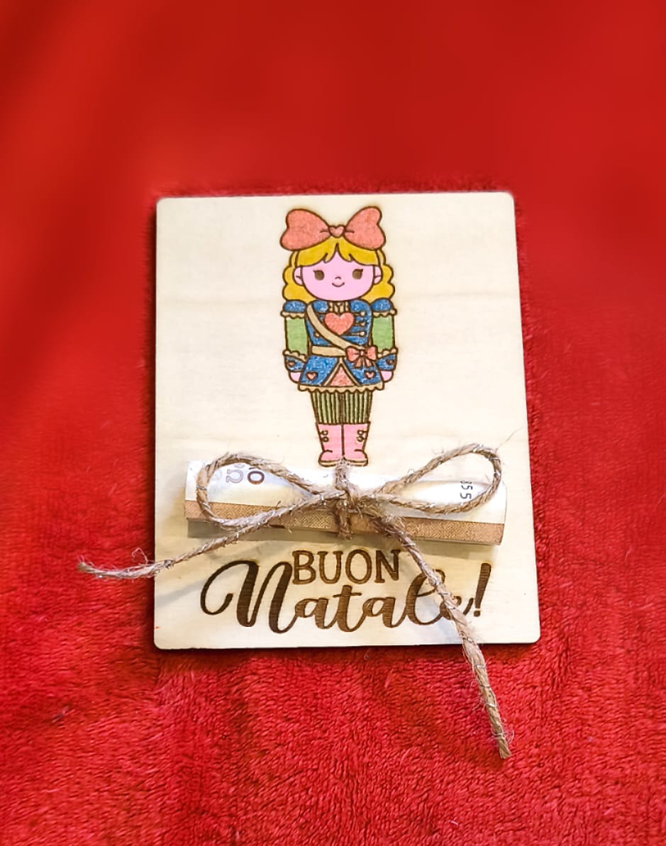 Regalo soldi natalizio legno naturale con illustrazione bambina e fiocco rosa fatto a mano