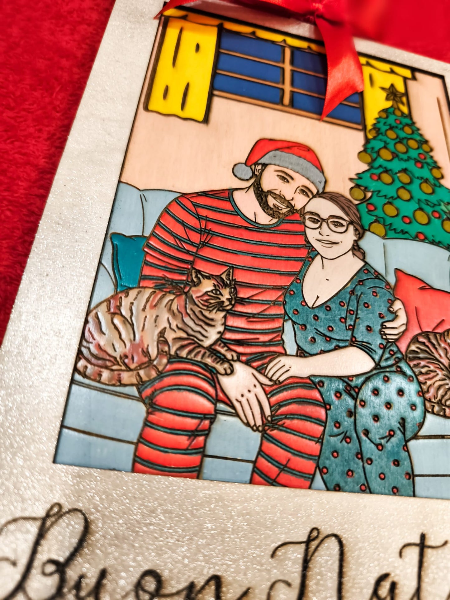 coppia in abiti natalizi seduta su divano con gatti